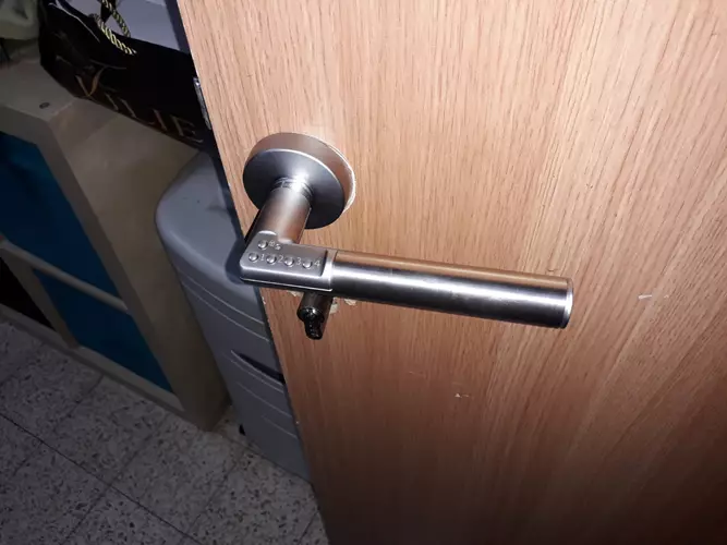 התקנת ידית חדשה בדלת פנים